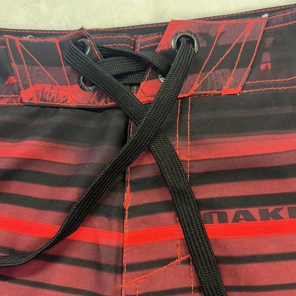 Oakley Vault Exclusive Redline Pleasure Board-shorts Swim NWT Size 31 - Picture 4 of 9